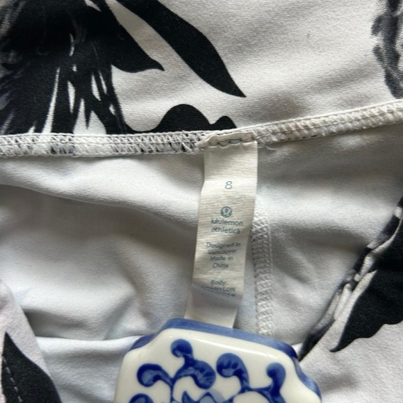 Lululemon Capri Leggings Size 8 – Black & White Floral Print🖤🤍🖤🤍 - Picture 7 of 8